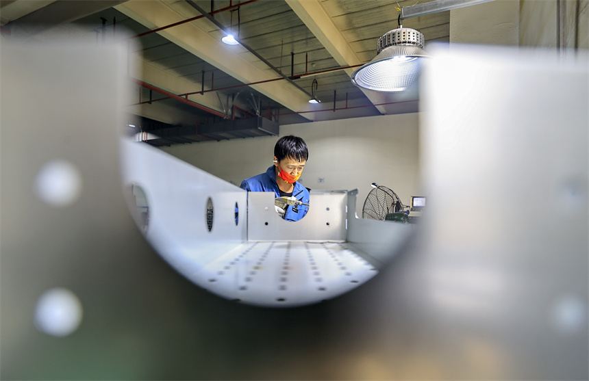 在湖口縣一家金屬制品加工廠里，工人正在生產線上忙碌。吳江攝