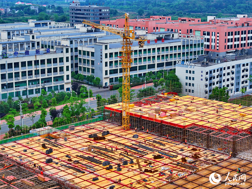 贛州市全南縣的一處標準化廠房項目工地，各作業區工人施工忙。人民網 朱海鵬攝