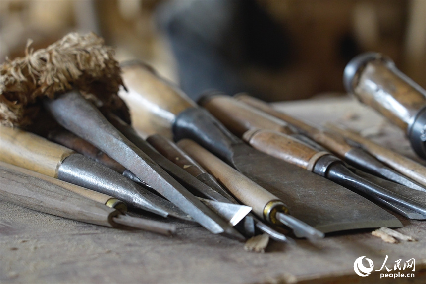 雕刻儺面具時用到的工具。人民網 孔文進攝