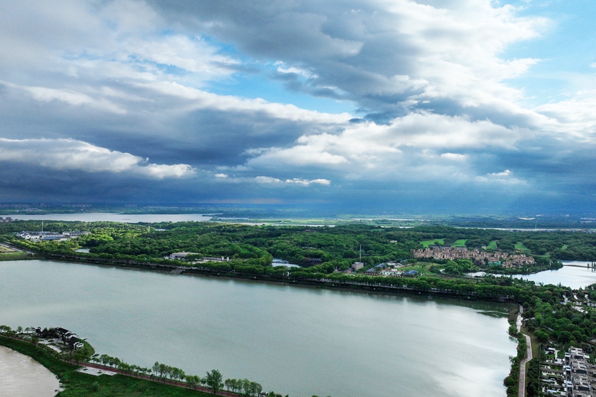 航拍下的江西共青城市宛如一幅水墨畫。潘成攝