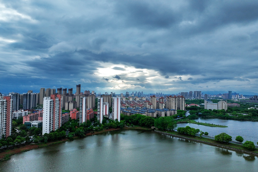 航拍下的江西共青城市宛如一幅水墨畫。潘成攝