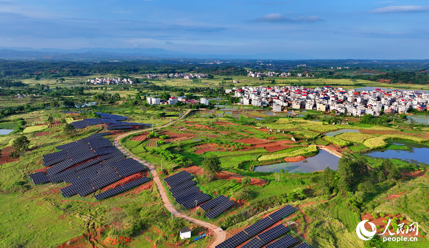 吉安市永新縣蓮洲鄉，阡陌縱橫，房屋林立，鄉村美景怡人。人民網 朱海鵬攝