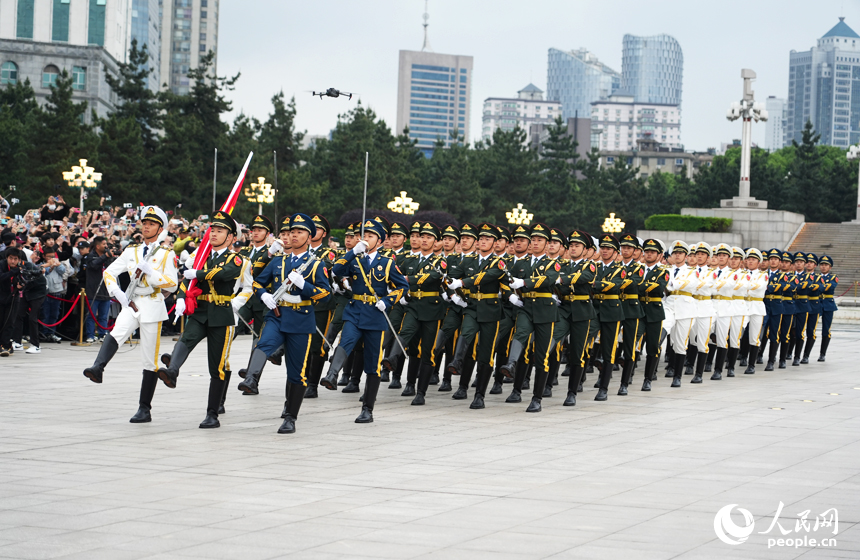 國旗護衛隊邁著堅定步伐走過八一廣場。人民網記者 毛思遠攝