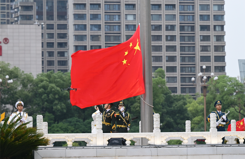 升旗儀式現場，鮮艷的五星紅旗冉冉升起。洪子波攝