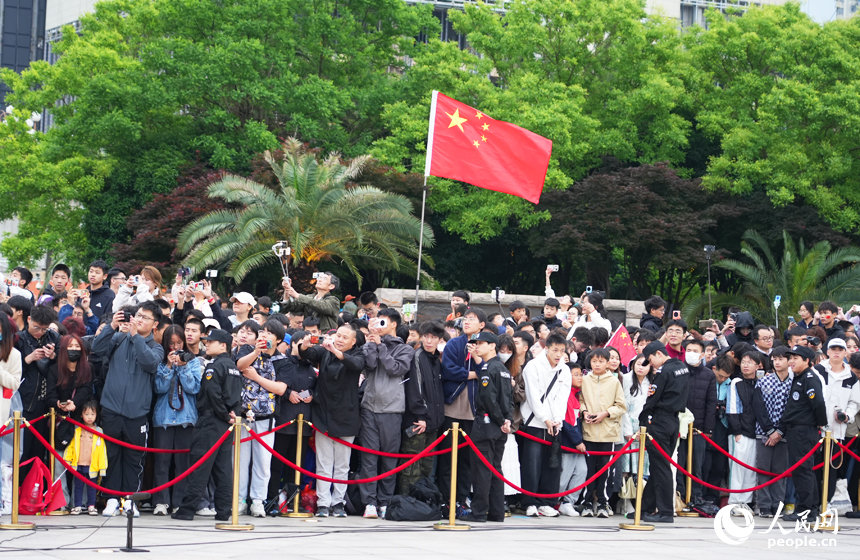 現場觀禮的市民游客。人民網記者 毛思遠攝