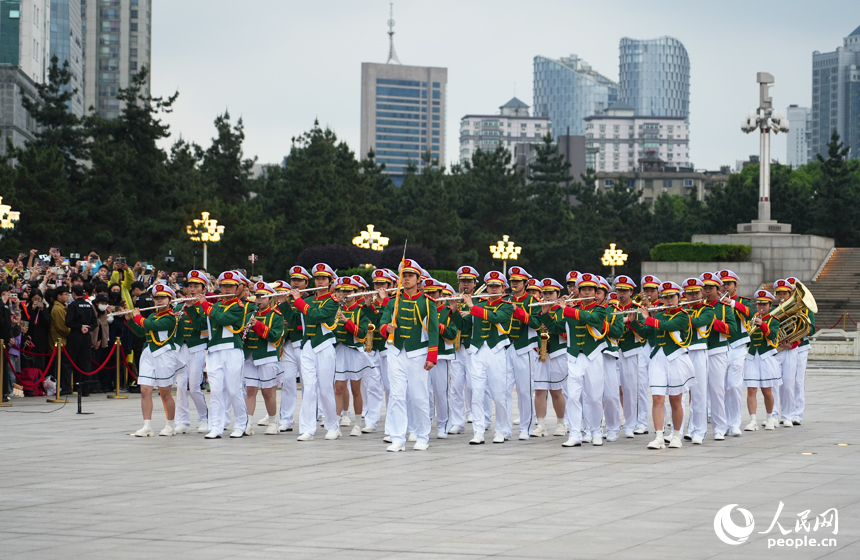 豫章師范學院英雄管樂團進行現場演奏表演。人民網記者 毛思遠攝