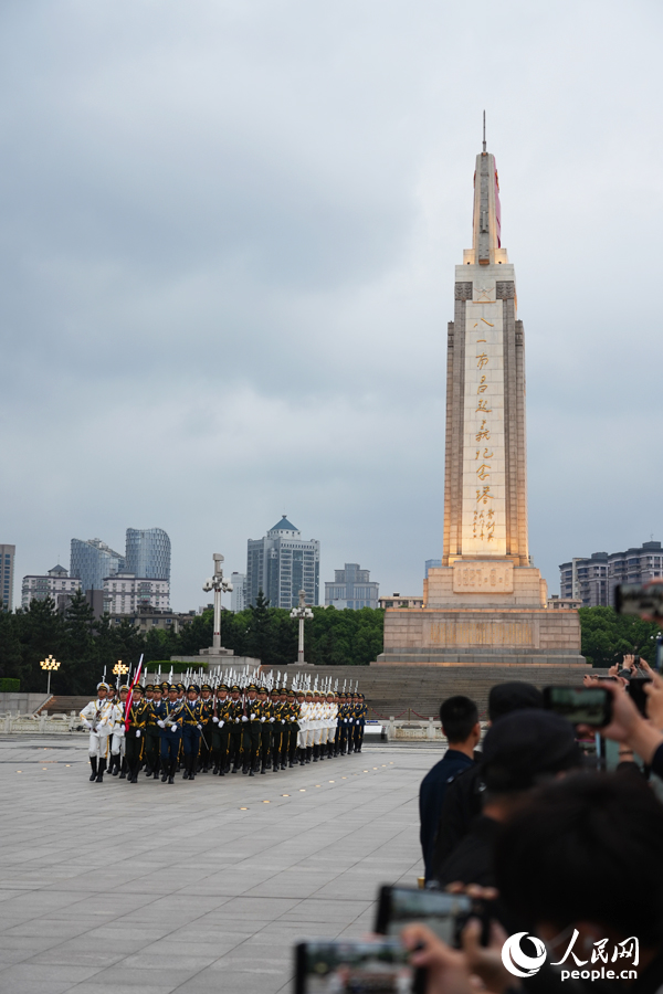 國旗護衛隊邁著堅定步伐走過八一廣場。人民網記者 毛思遠攝
