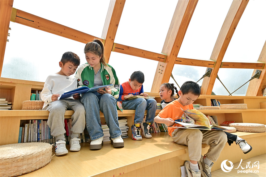 市民在南昌縣蓮花書屋閱讀。人民網 朱海鵬攝