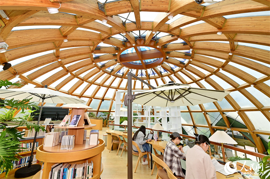 市民在南昌縣蓮花書屋閱讀。人民網 朱海鵬攝