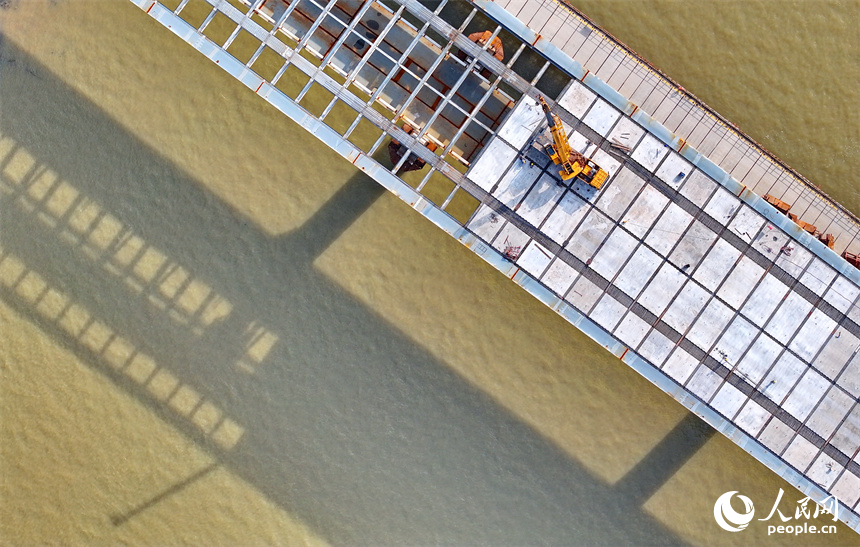 豐城市紫云大橋施工現場，建設者在加緊進行主纜和橋板安裝施工。人民網 朱海鵬攝