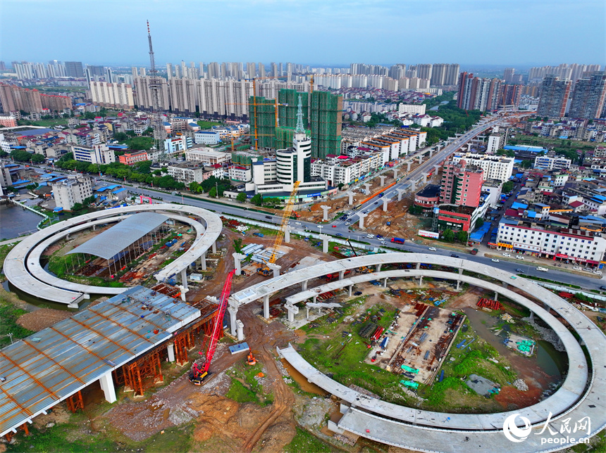 豐城市紫云大橋施工現場，建設者在加緊進行主纜和橋板安裝施工。人民網 朱海鵬攝