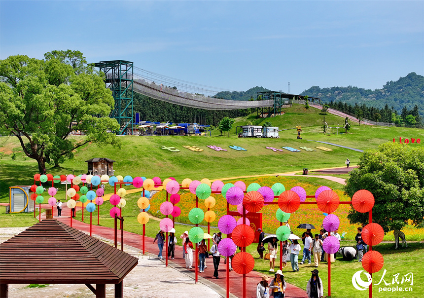 宜春市宜豐縣黃墾鎮炎嶺村鄉村旅游點，許多游客前來游玩、拍照，感受體驗初夏時節的山水田園生態風光之美。人民網 朱海鵬攝