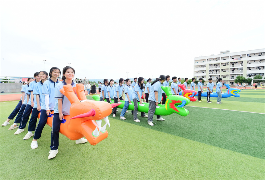 “旱地龍舟”趣味游戲。呂春華攝