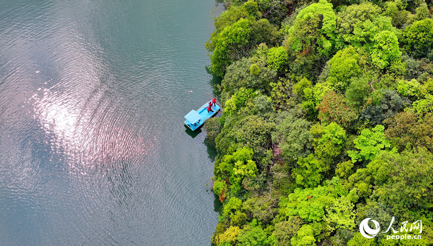 環保志愿者在贛州市安遠縣三百山鎮河道內巡河。人民網 朱海鵬攝