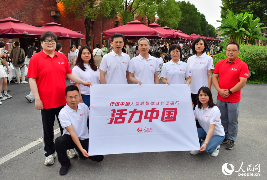 5月26日，人民網“行進中國”主題調研采訪團隊走進江西景德鎮。