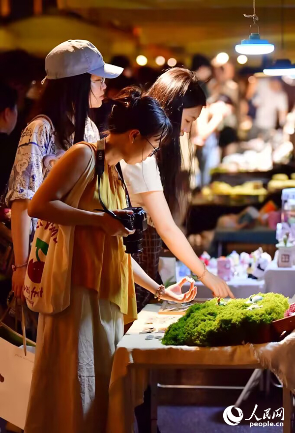 5月26日，景德鎮陶溪川創意集市內，各色創意新瓷吸引游客駐足。人民網記者 時雨攝