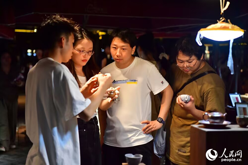 5月26日，景德鎮陶溪川創意集市內，各色創意新瓷吸引游客駐足。人民網記者 時雨攝
