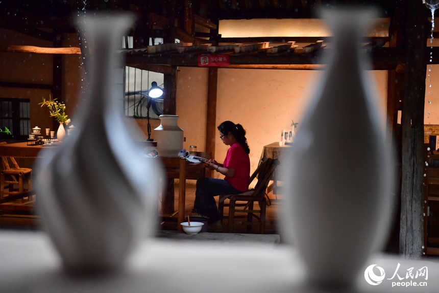 在江西省景德鎮陶陽里歷史文化街區，年輕一代的制瓷藝人正在創作作品。人民網記者 時雨攝