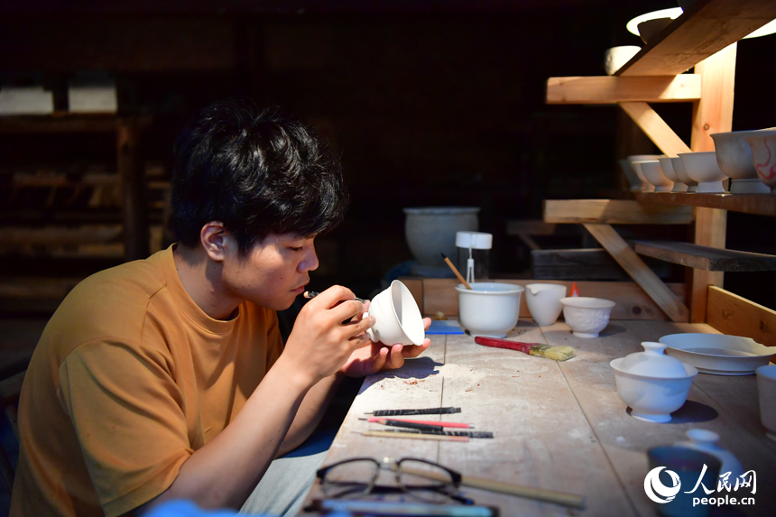 在江西省景德鎮陶陽里歷史文化街區，年輕一代的制瓷藝人正在創作作品。人民網記者 時雨攝