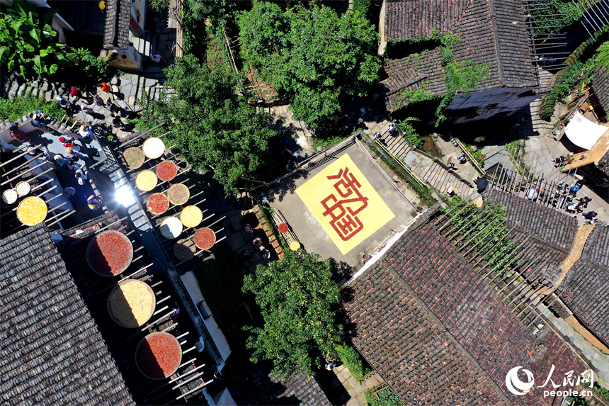 篁嶺曬秋大媽用農作物曬出“活力中國”。人民網記者 時雨攝