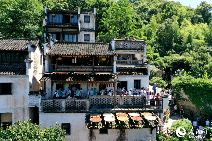 游客們在篁嶺的觀景平臺上拍攝。人民網記者 時雨攝