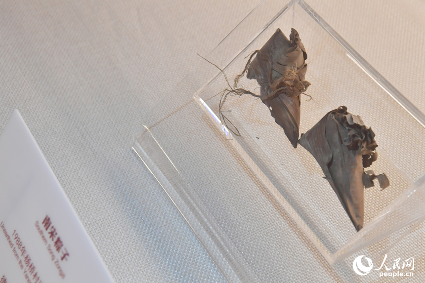 德安縣博物館內展出的距今已有750年、南宋時期的實物粽子。人民網記者 時雨攝