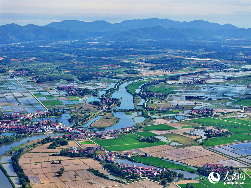 九江市永修縣馬口鎮一帶，蓄水翻耕后的高標準農田如同大自然的“調色盤”。人民網 朱海鵬攝