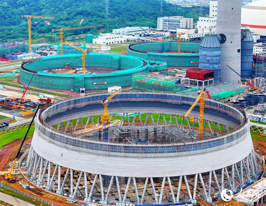 九江市湖口縣高新技術產業園區的一家火力發電廠二期2×1000MW項目建設點施工火熱。人民網 朱海鵬攝