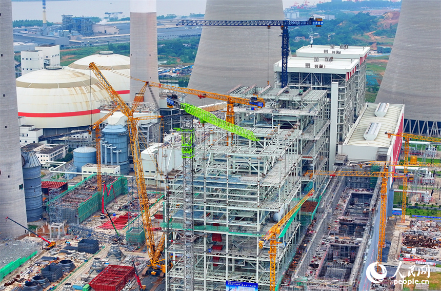 九江市湖口縣高新技術產業園區的一家火力發電廠二期2×1000MW項目建設點施工火熱。人民網 朱海鵬攝