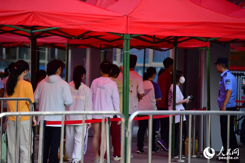 參加高考的考生們步入考點。人民網記者 時雨攝