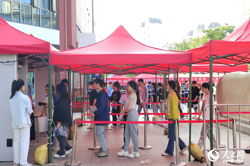 參加高考的考生們步入考點。人民網記者 時雨攝