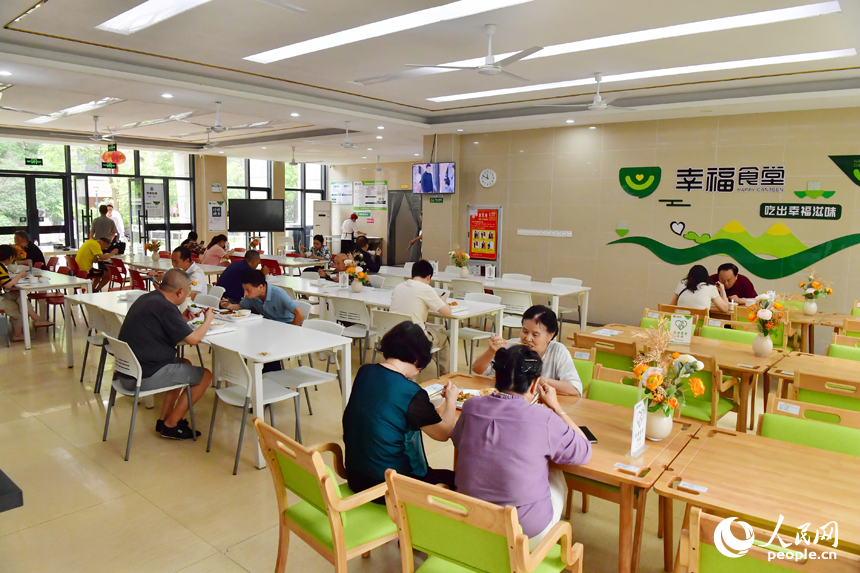 紅谷灘區九龍馨苑社區幸福食堂干凈整潔的就餐大廳。人民網記者 時雨攝