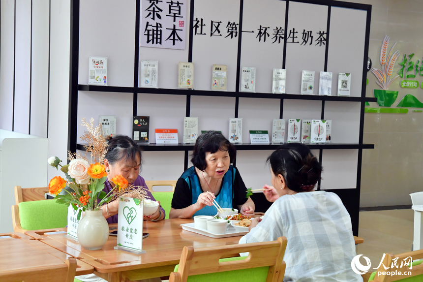 在紅谷灘區九龍馨苑社區的幸福食堂里，居民們邊吃邊聊，一派溫馨場景。人民網記者 時雨攝