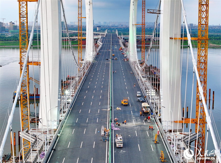 南昌市洪州大橋項目建設現場，建設者在進行附屬工程施工。人民網 朱海鵬攝