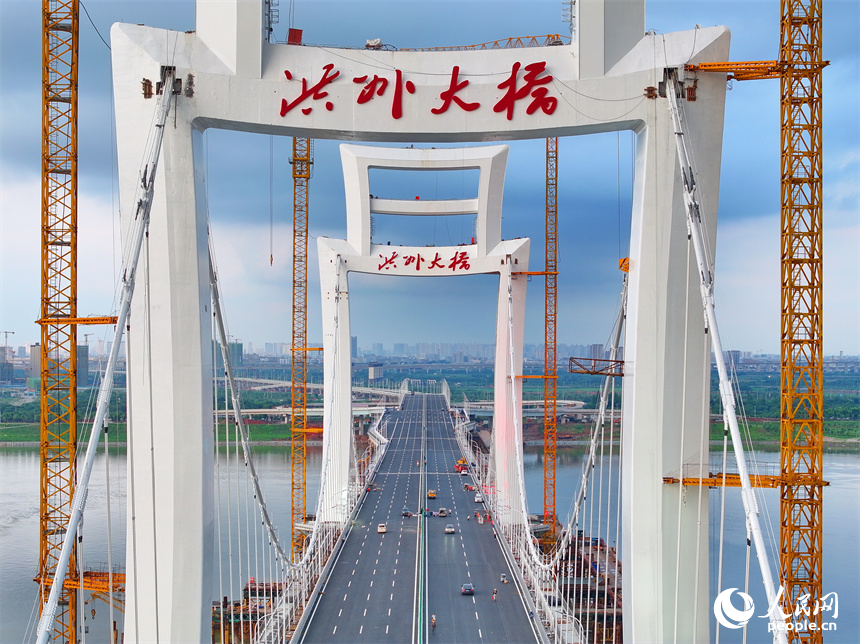 南昌市洪州大橋項目建設現場，建設者在進行附屬工程施工。人民網 朱海鵬攝