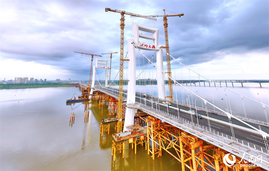 南昌市洪州大橋項目建設現場，建設者在進行附屬工程施工。人民網 朱海鵬攝