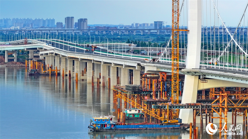 南昌市洪州大橋項目建設現場，建設者在進行附屬工程施工。人民網 朱海鵬攝