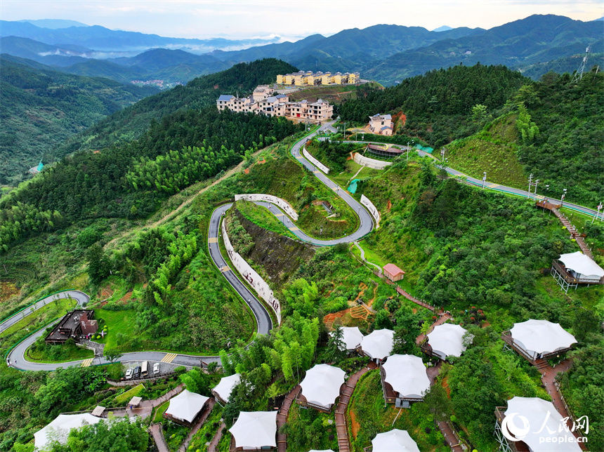 吉安市遂川縣左安鎮桃源村，層層疊疊的梯田、郁郁蔥蔥的樹木與星羅棋布的民宿相映襯，風景如畫。人民網 朱海鵬攝
