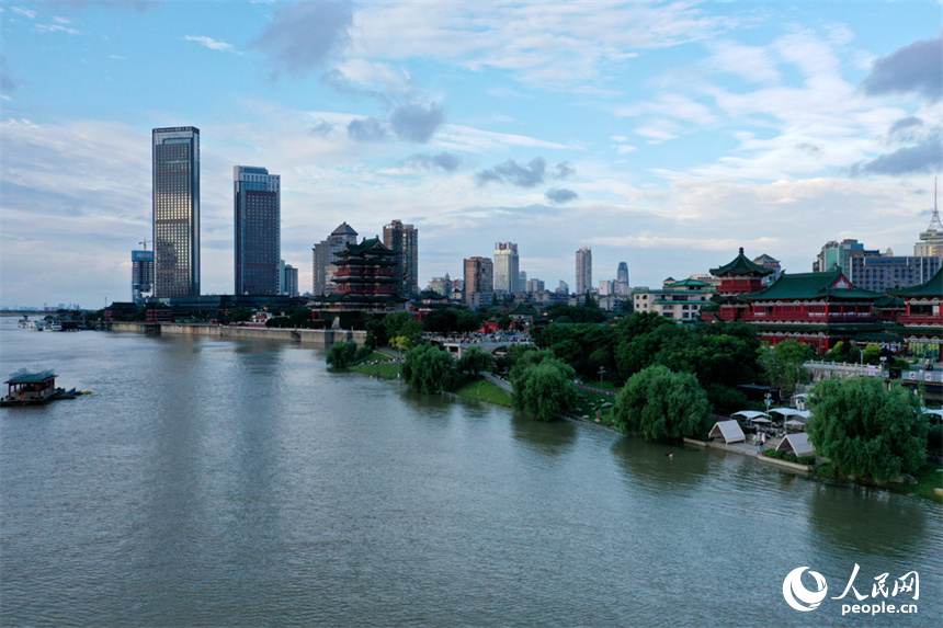 受上游強降雨影響，贛江南昌段的水位近期持續走高。人民網記者 時雨攝