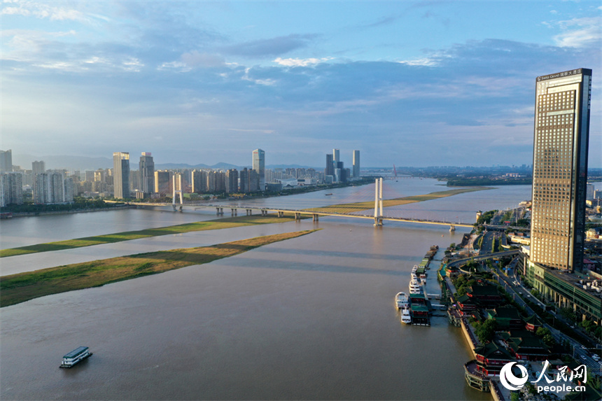 受上游強降雨影響，贛江南昌段的水位近期持續走高。人民網記者 時雨攝