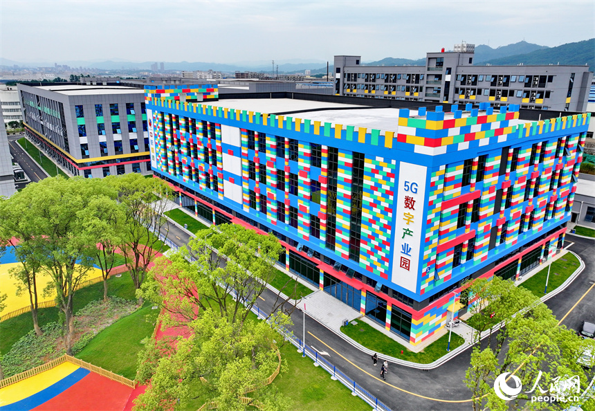 瑞金市的一家科技公司5G數字產業園，廠區環境優美。人民網 朱海鵬攝