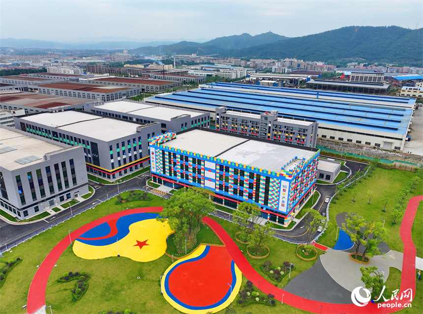 瑞金市的一家科技公司5G數字產業園，廠區環境優美。人民網 朱海鵬攝