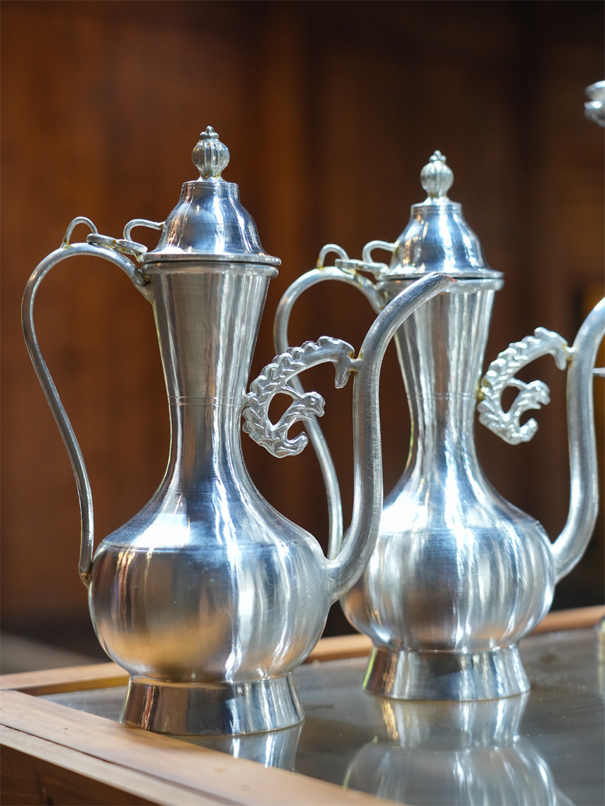 國家級非遺錫雕（蓮花打錫）代表性傳承人劉建強的部分錫雕作品。人民網 孔文進攝