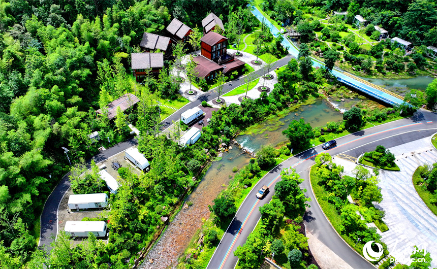 安遠縣三百山鎮咀下村的房車露營基地，一輛輛房車錯落有致分布，與森林、水系、游步道相互映襯，成為鄉村旅游的好去處。人民網 朱海鵬攝