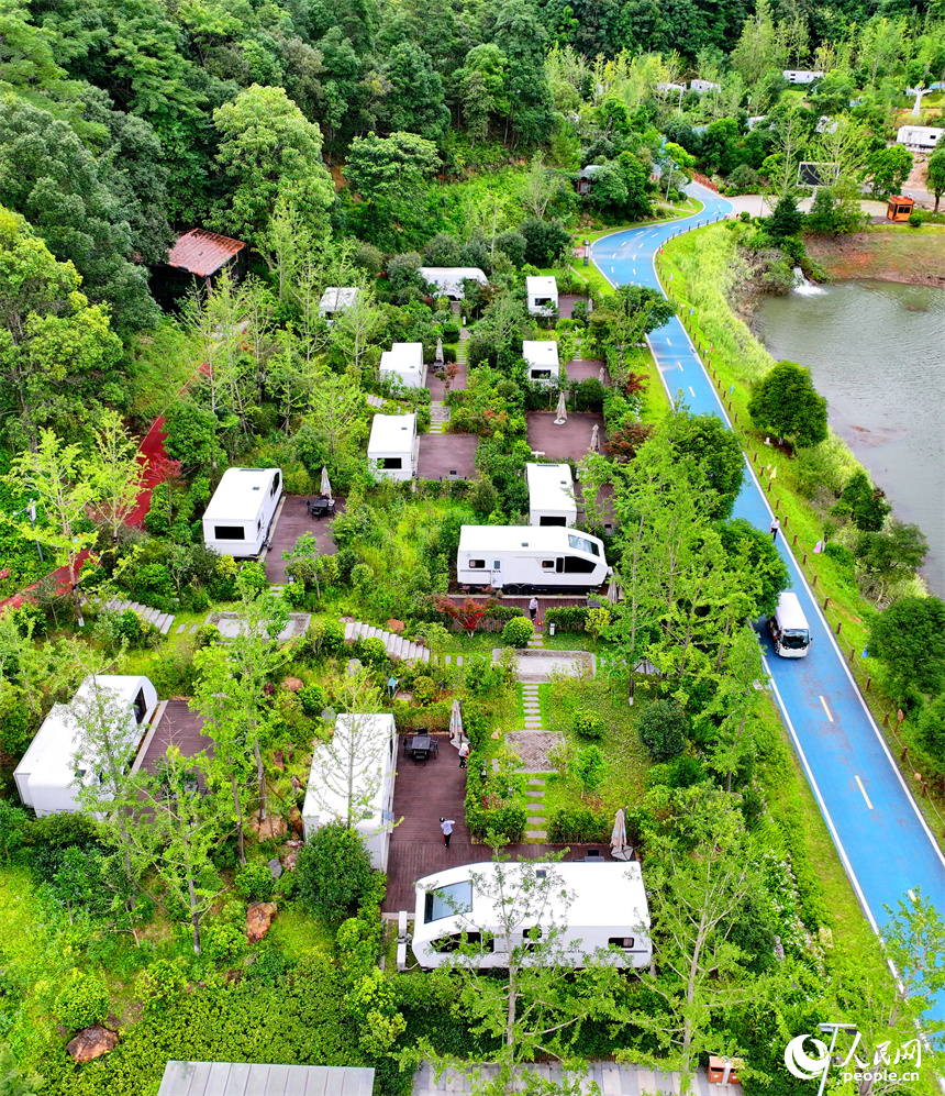 安遠縣三百山鎮咀下村的房車露營基地，一輛輛房車錯落有致分布，與森林、水系、游步道相互映襯，成為鄉村旅游的好去處。人民網 朱海鵬攝
