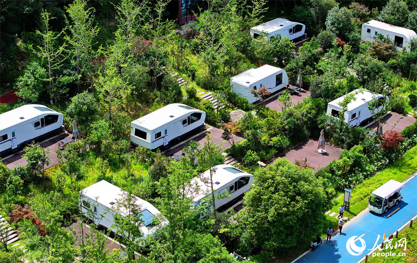 安遠縣三百山鎮咀下村的房車露營基地，一輛輛房車錯落有致分布，與森林、水系、游步道相互映襯，成為鄉村旅游的好去處。人民網 朱海鵬攝