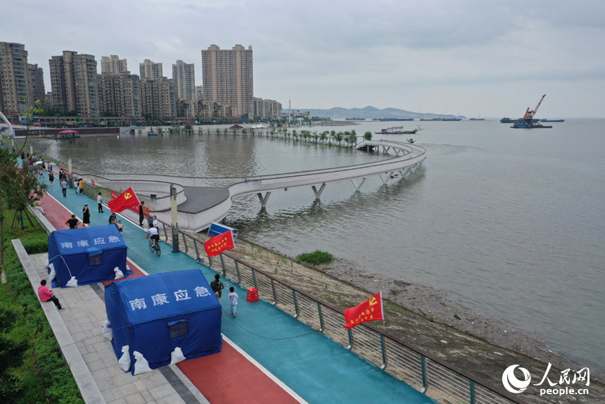 廬山市南康鎮的黨員干部在湖畔步道支起應急帳篷，防汛人員日夜巡護，密切關注水位變化，隨時應對突發水情。人民網記者 時雨攝