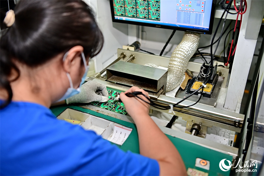 撫州市廣昌縣的一家5G電子元器件制造企業，技術工人在數字化車間生產5G網絡通訊光纖交換機電源元器件。人民網 朱海鵬攝