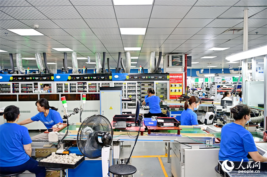 撫州市廣昌縣的一家5G電子元器件制造企業，技術工人在數字化車間生產5G網絡通訊光纖交換機電源元器件。人民網 朱海鵬攝