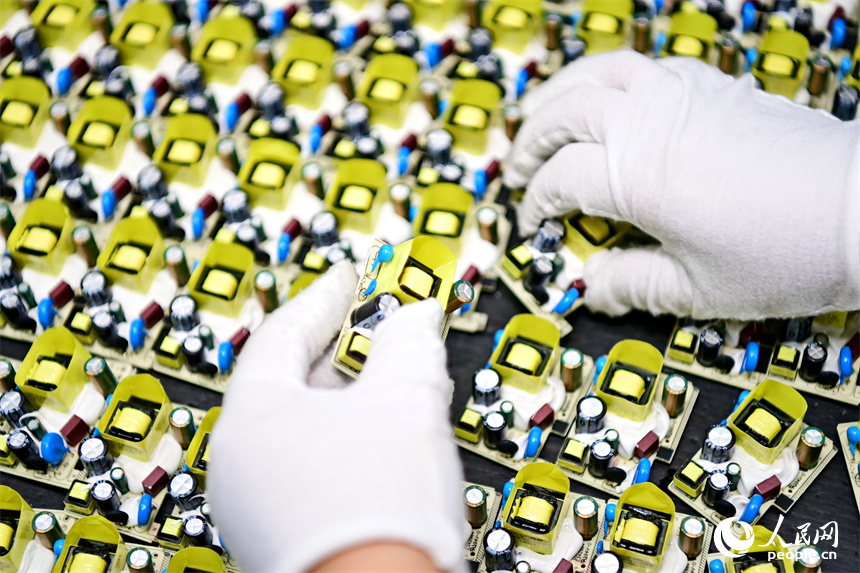 撫州市廣昌縣的一家5G電子元器件制造企業，技術工人在數字化車間生產5G網絡通訊光纖交換機電源元器件。人民網 朱海鵬攝